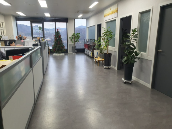 법정주의 사회에서 규칙 위반 시 처벌을 설명하는 이미지