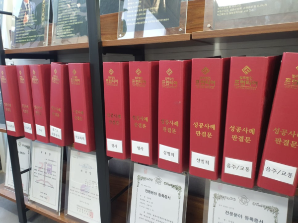 법리중심 사회에서 개인의 권리와 의무를 설명하는 이미지